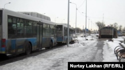 Пустующая автобусная остановка.