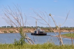 Дноочистительный кран на реке Урал. Село Большой Чаган, Западно-Казахстанская область. 5 июля 2019 года.