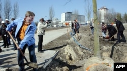 Ринат Ахметов участвует в посадке деревьев в родном городе. Донецк, 6 апреля 2009 года.