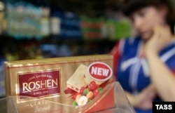 Украинские конфеты Roshen на прилавке магазина в Москве.