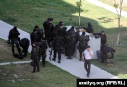 Вооруженные полицейские в день спецоперации. Алматы, 30 июля 2012 года.