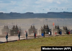 Парад российских, китайских и монгольских войск и военной техники по окончании дня учений «Восток-2018» на полигоне «Цугол» недалеко от китайско-монгольской границы в Сибири, 13 сентября 2018 года