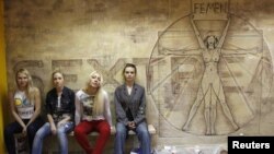 Активистки движения Femen, Александра Шевченко - вторая слева. Киев, 18 мая 2012 года.