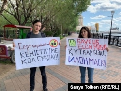 Акция протеста активистов Бэллы Орынбетовой и Муратбека Карима против сертификата. Нур-Султан, 4 августа 2019 года.