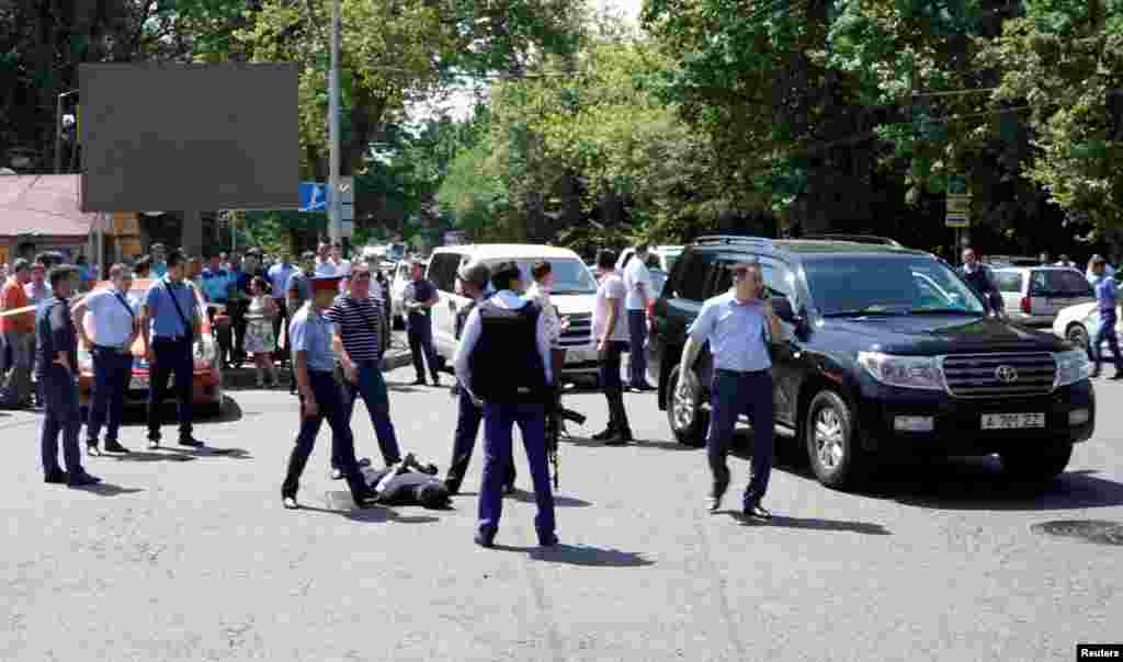 Через полтора месяца в Алматы погибли десять человек, но, в отличие от событий в Актобе,&nbsp;&mdash; от рук одного нападавшего, который атаковал сначала здание Алмалинского РУВД, где захватил автомат Калашникова у постового, стрелял в полицейских, затем разгуливал по городу с их табельным оружием, совершая атаки на здание ДКНБ, департамент государственных доходов. После этой атаки перед зданием Алмалинского РУВД появился высокий забор, который, по словам представителя ДВД Алматы, был построен на &laquo;личные средства&raquo; руководителя управления.