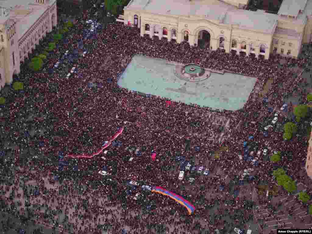 Протестующие на площади Республики в Ереване.