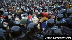 Демонстранты и спецназ на митинге в поддержку оппозиционного политика Алексея Навального в Петербурге. 23 января 2020 года.