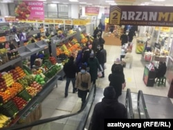 Продуктовый отдел коммунального рынка «Шапагат» в день объявления локдауна. Нур-Султан, 21 марта 2021 года.