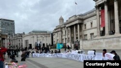 Акция на Трафальгарской площади в Лондоне в поддержку траурного митинга в Алматы. 13 февраля 2022 года