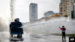 Полиция использует водомет против демонстрантов во время митинга в Минске. 4 октября 2020 года.