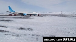 Самолет авиакомпании "Победа" на заснеженном летном поле. Иллюстративное фото.