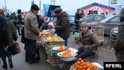 Торговцы, предлагающие продукты. Актобе, ноябрь 2008 года.