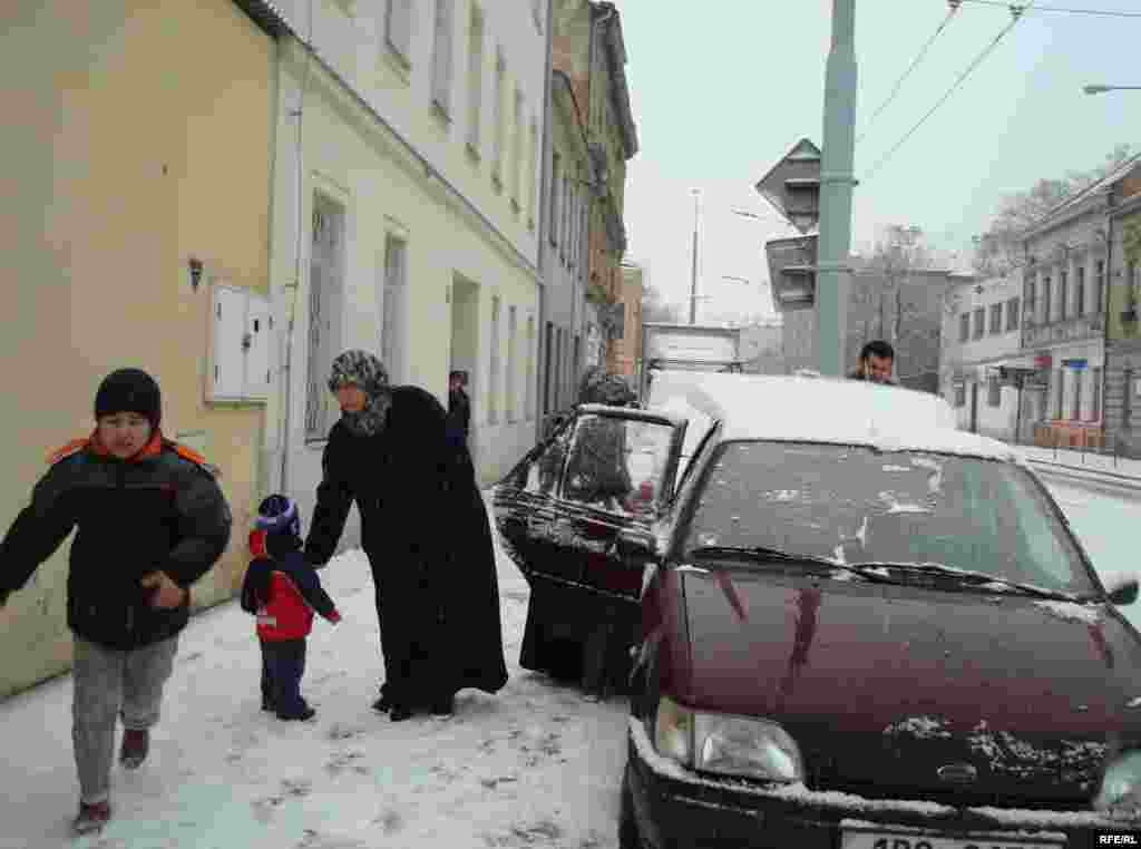 Семья Нургалиевых отправляется в лагерь беженцев, чтобы продлить срок регистрации хотя бы еще на несколько недель. - Семья Нургалиевых отправляется в чешский лагерь беженцев. 1 февраля 2009 года.