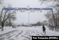 Женщина идет по центральной части Петропавловска. Северо-Казахстанская область, 19 декабря 2020 года.