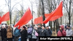 Активисты Компартии Казахстана на митинге по случаю 93-й годовщины Октябрьской революции 1917 года. Уральск, 6 октября 2010 года. (Иллюстративное фото).