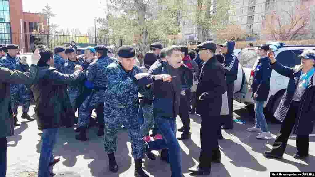 В Астане участники акции&nbsp;с требованием &laquo;освободить политзаключенных&raquo; собрались у зданий дипломатических представительств европейских стран, по улице Космонавтов.