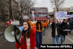 Участницы санкционированного марша за гендерное равенство. Алматы, 8 марта 2021 года