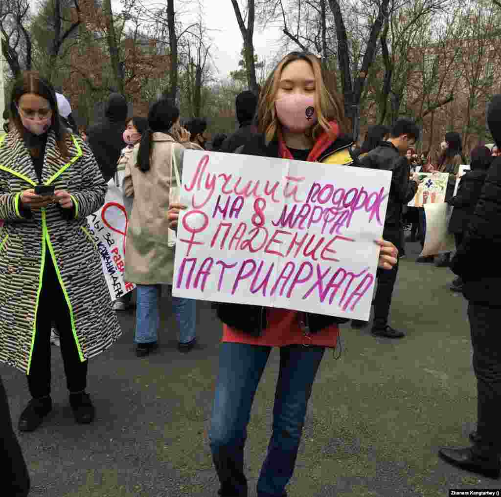 По словам организаторов, они подавали около 50&ndash;60 заявок в акимат, чтобы согласовать женский марш. Только 13 февраля 2021 года шествие было согласовано с властями.&nbsp;