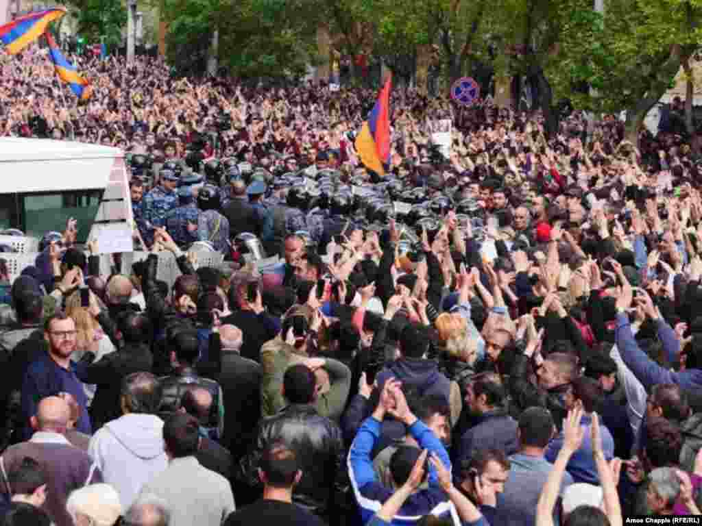 Участники протестов у отделения полиции в Ереване.